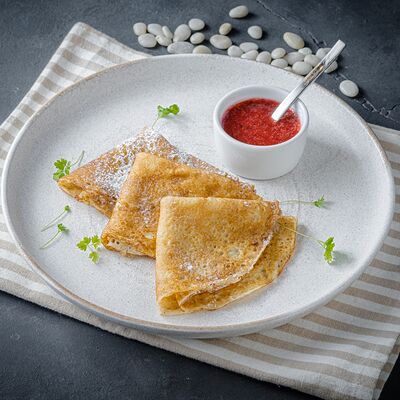 Блинчики со сметаной или с клубнично-базиликовым соусом в Encore Cafe по цене 480 ₽