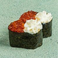 Гункан с красной икрой и сливочным сыром в SAKURA SUSHI PREMIUM