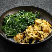 Салат с куриной печенью и манго в Вода & Еда