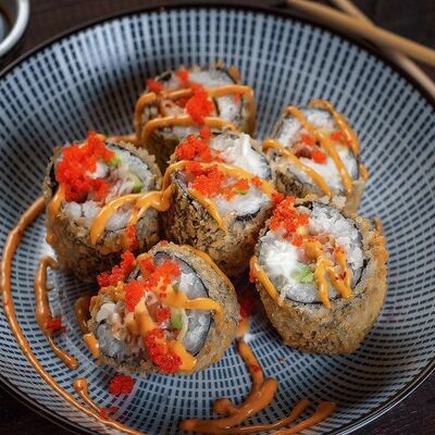 Теплый ролл с крабом, угрем и лососем в Эбби Noodles & Sushi Bar по цене 520