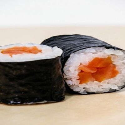 Маки с копченым лососем Сушими в Сушими по цене 490 ₽