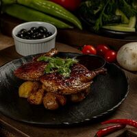 Цыпленок тапака с мятым картофелем в La Veranda