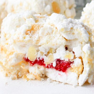 Пирожное Миндальное с малиной в Лаки-рizza по цене 375 ₽