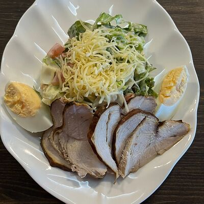 Салат с яйцом и копченым куриным филе в Карасёвня по цене 444 ₽