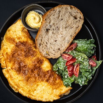 Французский деревенский омлет с курицей и грибами в Два веселых гуся по цене 620 ₽