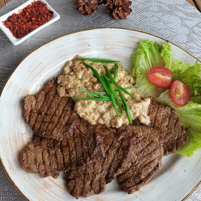 Медальоны из телятины с белыми грибами в Аустерия по цене 970 ₽