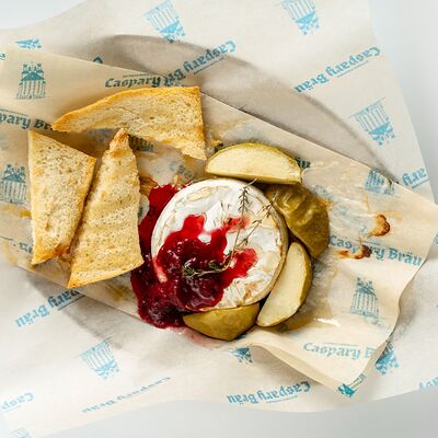 Запеченный камамбер с тимьяном, чесноком и яблоком в CASPARY BRAU по цене 760 ₽