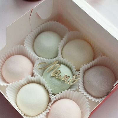 Моти-набор ассорти на 8 марта мамев Karalis Cakes по цене 1450 ₽