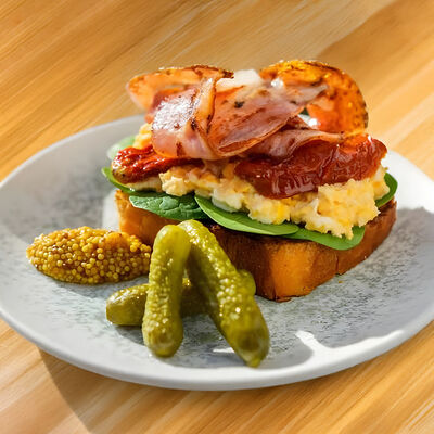 Бриошь с беконом и скремблом в Ранняя пташка по цене 810 ₽