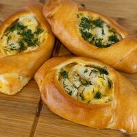 Пирожок с куриной грудкой и сыром в Хлебный Дворик