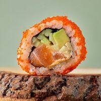 Ролл Калифорния с лососем в Двор Помидор