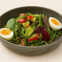 Домашний салат с яйцом в Vibes Cafe