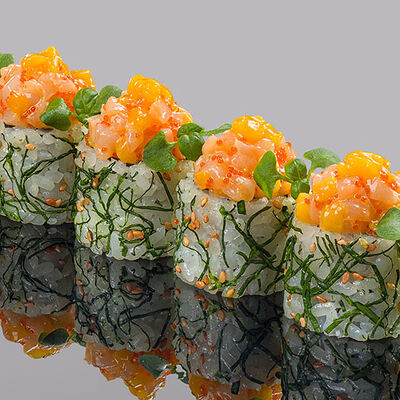 Ролл с гребешком, тунцом еллоуфин, сальсой-манго и шпинатом в Bluefin по цене 2080 ₽