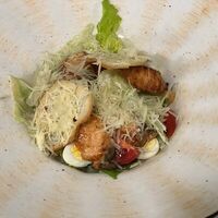 Салат Цезарь с курицей в ПАБ Bootlegger