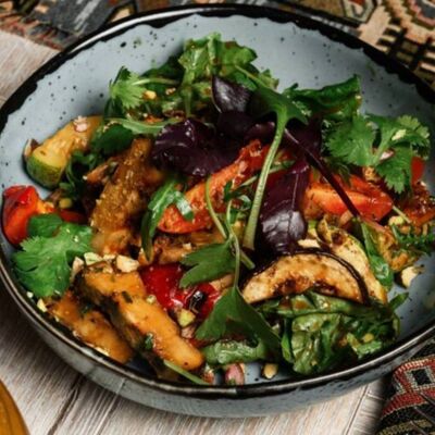 Гриль-салат с курицей и соусом Дошаб в Kish-Mish по цене 830 ₽