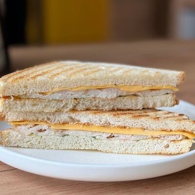 Сэндвич с подкопченной куриной грудкойв Coffeelike по цене 250 ₽