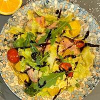 Салат с апельсином и соусом манго в ЧереПицца