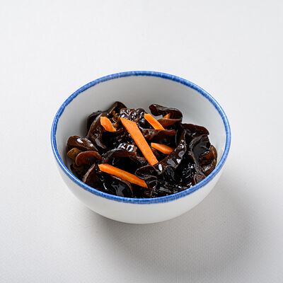 Салат из древесных грибов в NYUSURI корейская кухня по цене 379 ₽