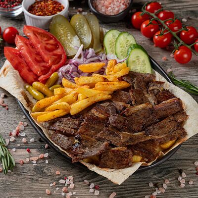 Шаурма на тарелке с говядиной и картофелем фри в Istanbul StreetFood по цене 830 ₽