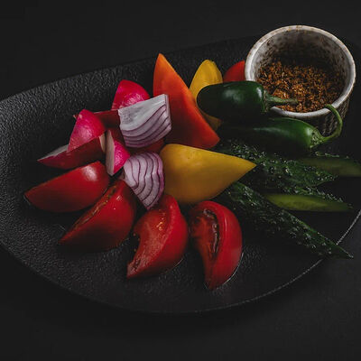 Ассорти из свежих овощей в Mimi по цене 780 ₽