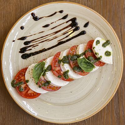 Салат капрезе в Pizza Volante по цене 920 ₽