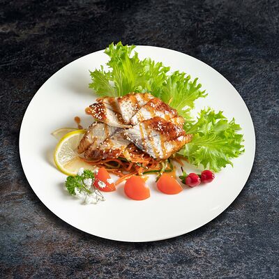 Салат с теплым угрем в Вкусно Суши по цене 499