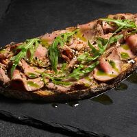 Брускетта с ростбифом и рукколой в Муссон