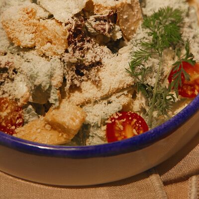 Салат Цезарь с курицей в Seazone по цене 790 ₽