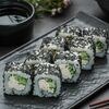 Ролл Калифорния с кунжутом в OMAKASE SUSHI ROLLS по цене 990