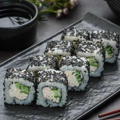 Ролл Калифорния с кунжутом в Omakase Yoshitake Sushi по цене 940 ₽