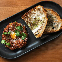 Тартар из говядины с деревенским хлебом в Горячо