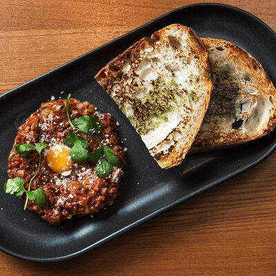 Тартар из говядины с деревенским хлебом в Горячо по цене 890 ₽