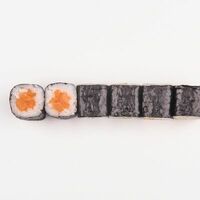 Классический ролл с лососем в Woki