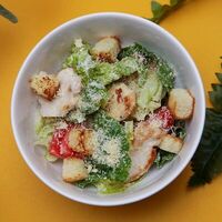 Цезарь с куриной грудкой в Сырник