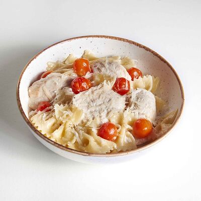 Фарфалле с курочкой и томатами черри в сливочном соусе с сыром пармезан в Корчма по цене 260 ₽