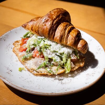 Круассан цезарь в Dolce Vita по цене 420 ₽