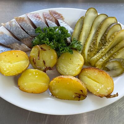 Картофель в мундире с селедочкой и огурчиками в КГБ как готовит бабушка по цене 389 ₽