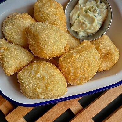 Чесночные шарики Веган с соусом Тартар в Бекки бар по цене 440 ₽