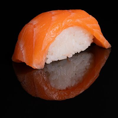 Суши с лососем в Sushiland по цене 195 ₽