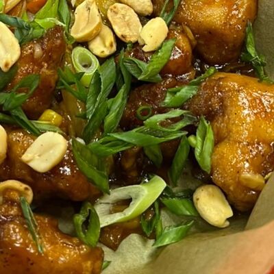 Вок с курицей По-гонконгскому рецепту в Mr.Mao по цене 545 ₽