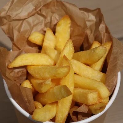 Картофель фри с соусом в VERANDA BAR по цене 260 ₽