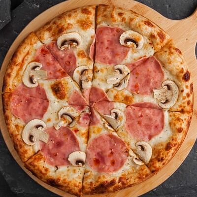Пицца с ветчиной и грибами в Наше место по цене 890 ₽