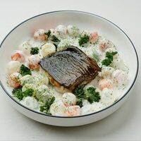 Черная треска с овощамив Noisy Bar & Kitchen