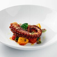 Осьминог с томатами, шпинатом и бэйби картофелем в Rose Bar Crocus City