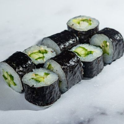 Ролл с огурцом в Pizza & Roll по цене 235 ₽