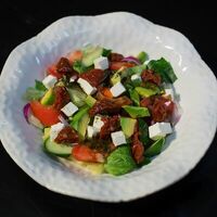 Cалат с овощами, вяленными томатами, авокадо, брынзой и зеленью в Филин