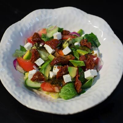 Cалат с овощами, вяленными томатами, авокадо, брынзой и зеленью в Филин по цене 495 ₽