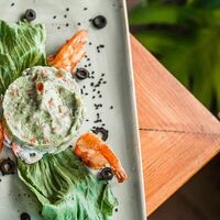 Салат с соусом гуакамоле в Лабиринт