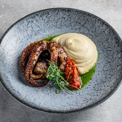 Щупальца осьминога с томатной сальсой в КрабыКутабы по цене 2100 ₽