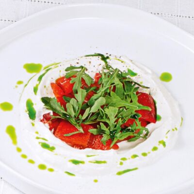 Закуска из печеного перца с соусом из сыра фета и сметаны в Паста Фэмили по цене 480 ₽